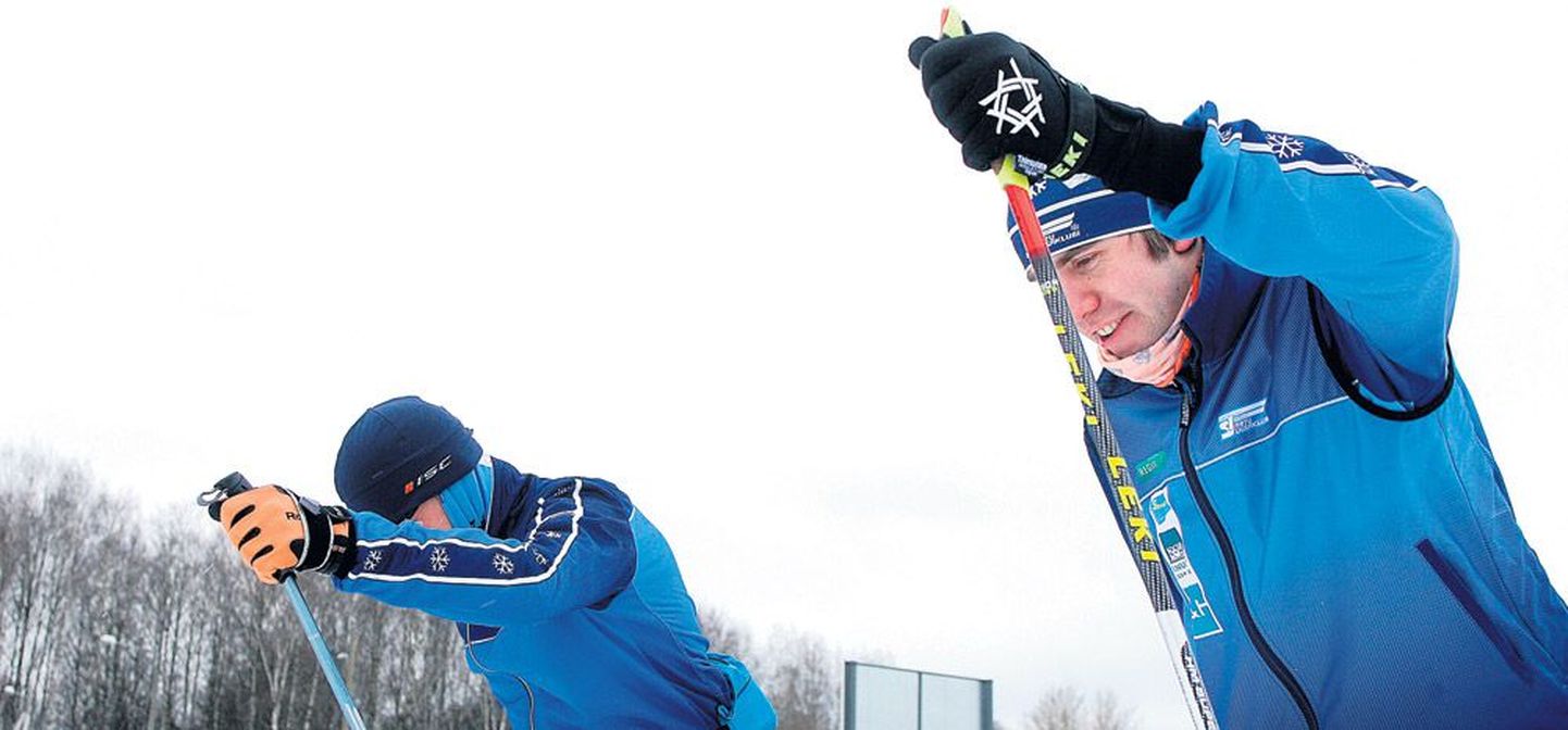 Tartu Suusaklubi treener Jaak Teppan (paremal), Teppanite spordiperekonna esindaja, jagab Tähtvere spordipargis juhiseid Valmar Simsonile.