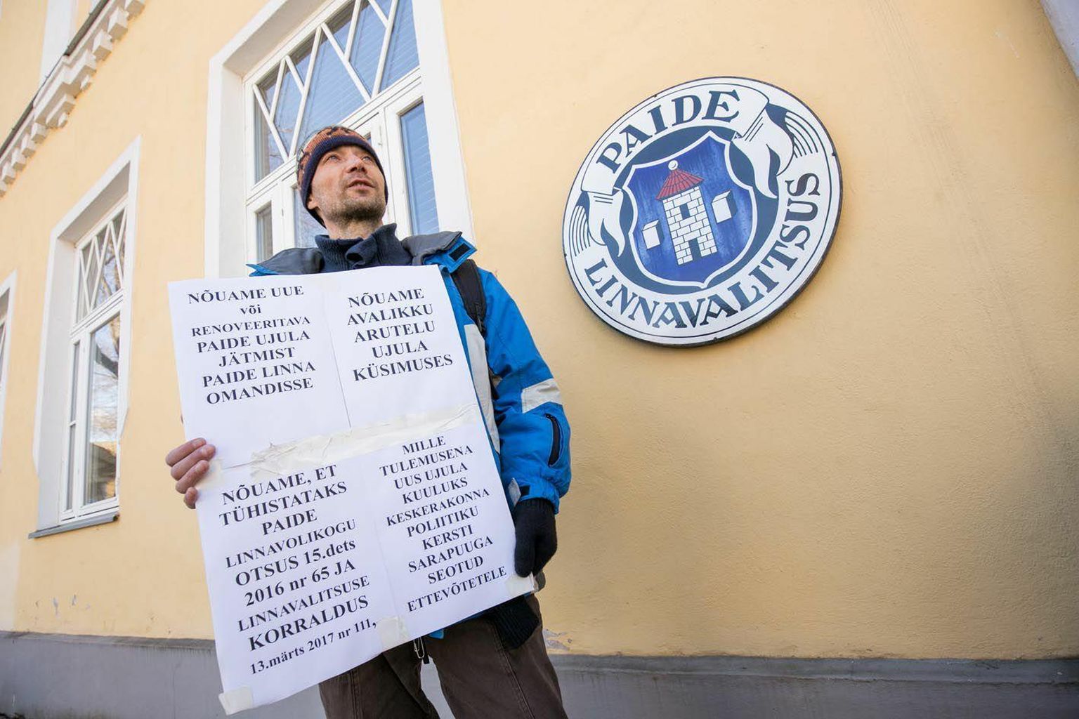 2017. aasta märtsis käis Paide raekoja ees meelt avaldamas paidelane Argo Loo, kes polnud rahul, et ujulateenus läheb linnas erakätesse. Kui tookord jäi ta ainsaks meeleavaldajaks, siis ülehomme on kesklinna oodata palju rohkem inimesi.