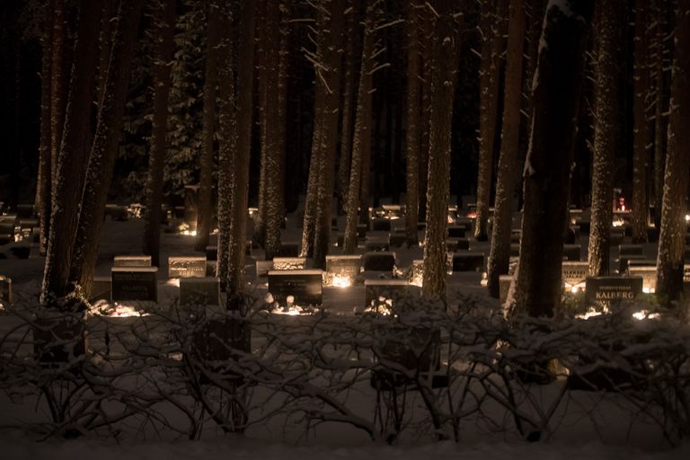 Säravad küünlad kalmistul.