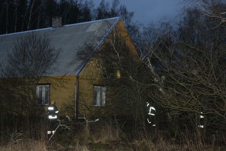 Lemmetsa külas kukkus puu vastu maja.