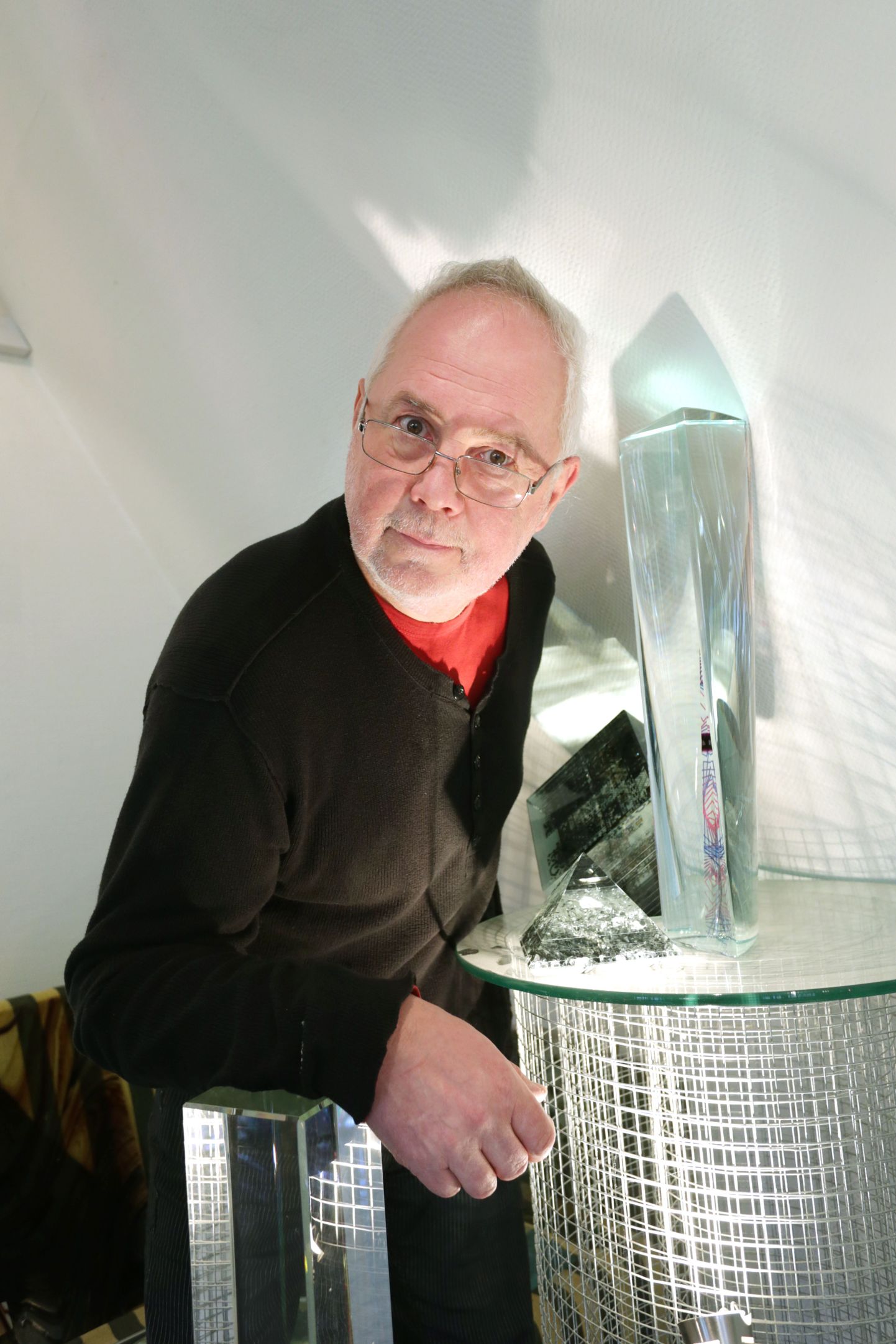 Klaasikunstnik Ivo Lill oma ateljees