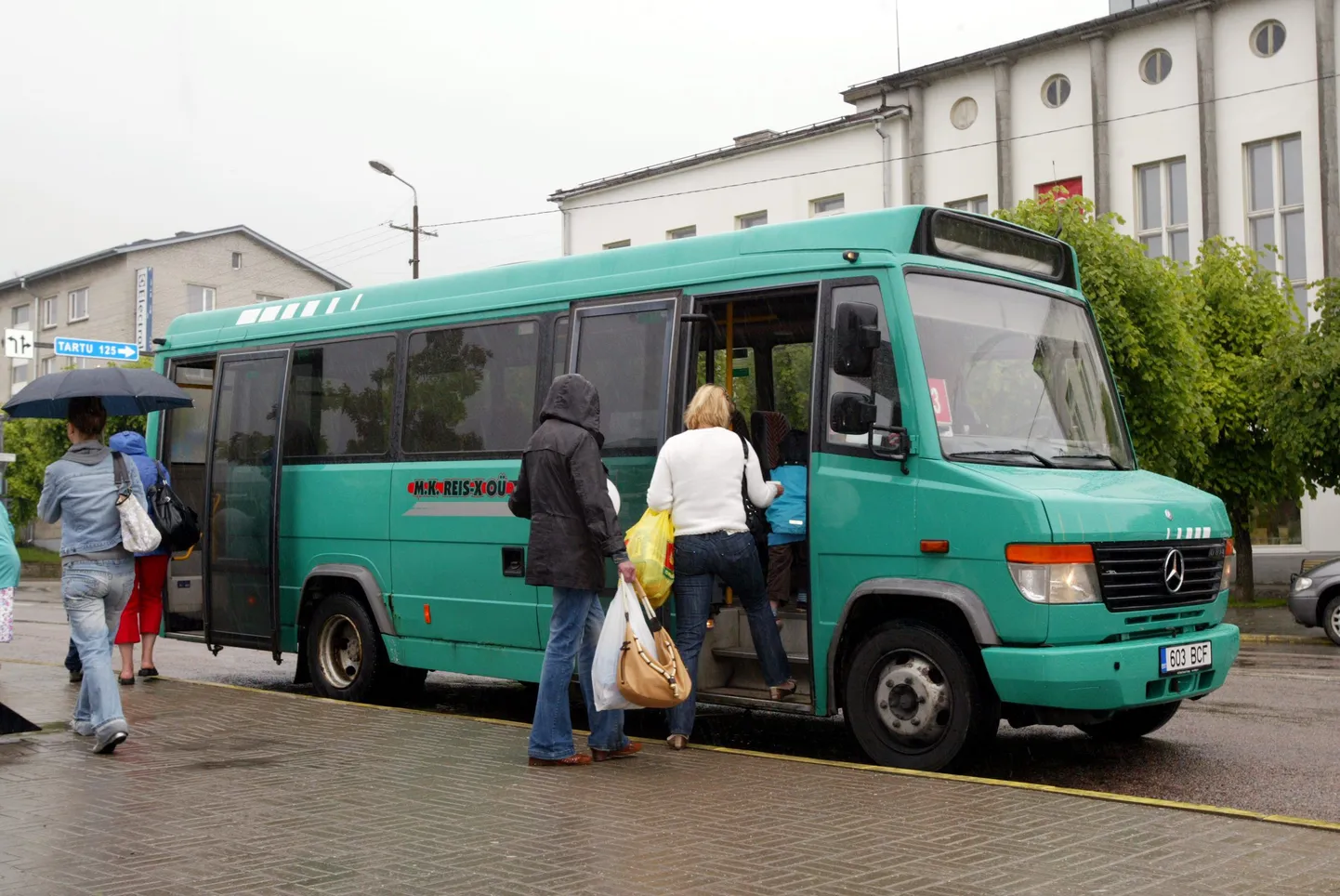 Viru-Kabala bussifirma M.K.Reis-X teenindab ka Rakvere linnaliinidel.
