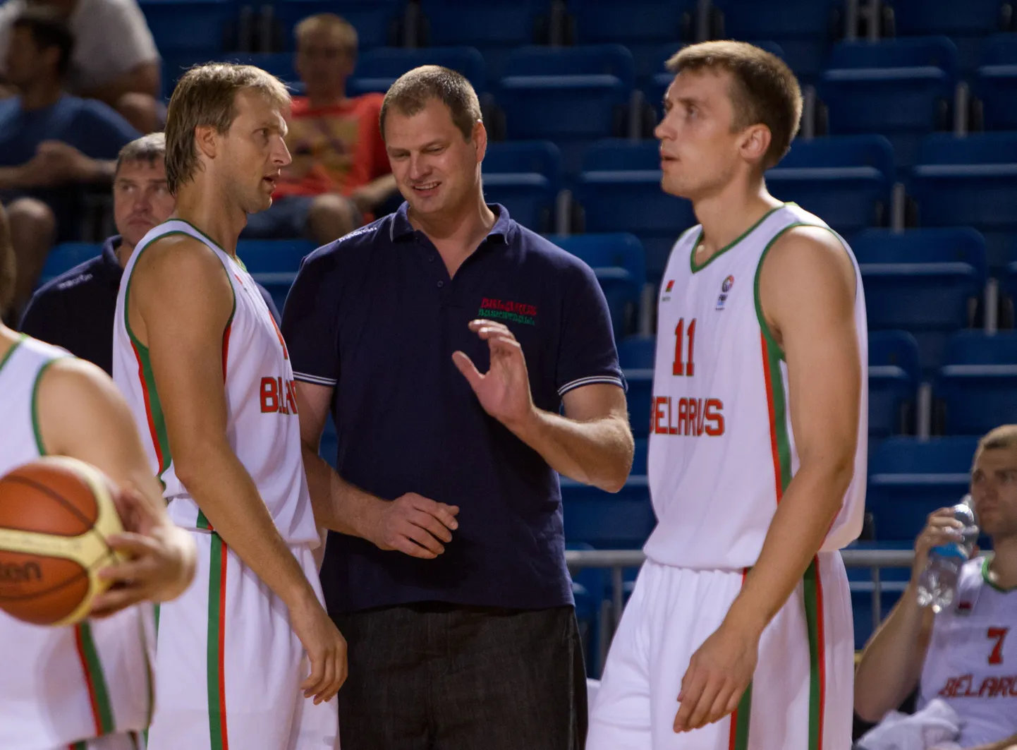 Мартин Мюйрсепп дает установку баскетболистам сборной Белоруссии.