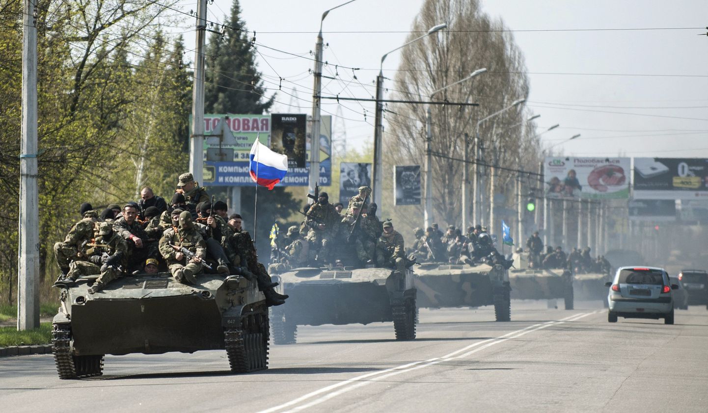 Колонна бронетехники с российскими флагами в Краматорске.