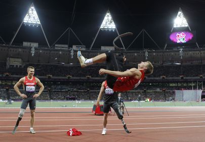Kuldmedali võitnud Markus Rehm (vasakul) jälgib Londoni  paraolümpial, kuidas pronksimees Daniel Jörgensen rõõmujoovastuses saltot viskab.