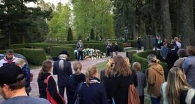 President Koivisto kalmu ümber seisab jätkuvalt inimesi
