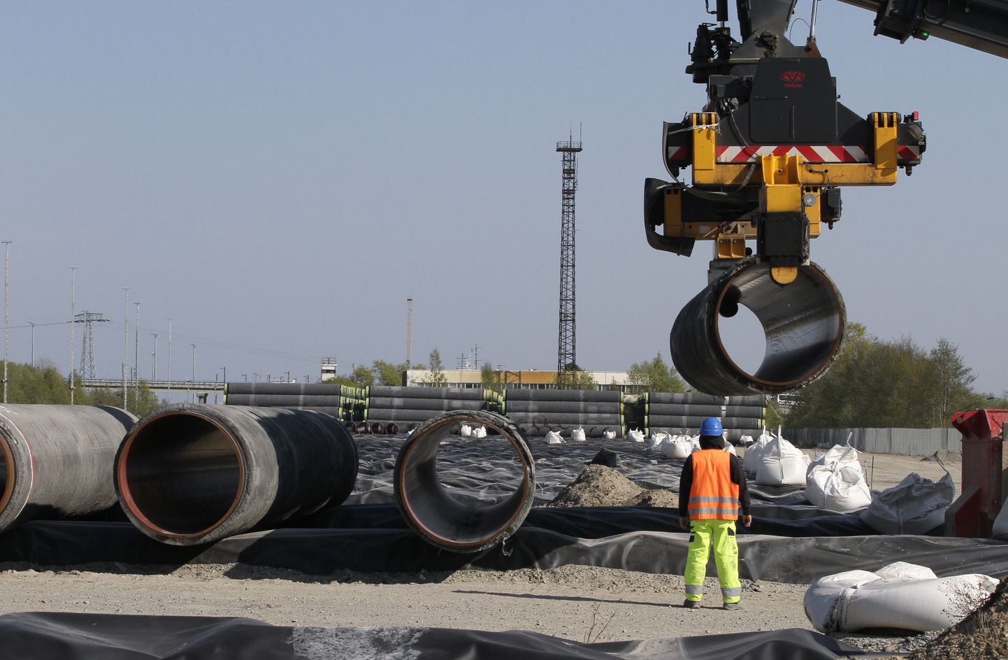 Tööline Prantsuse firma EUPECi laoalal.  EUPEC tarnib Nord Streamile ligi 200 000 toru.
