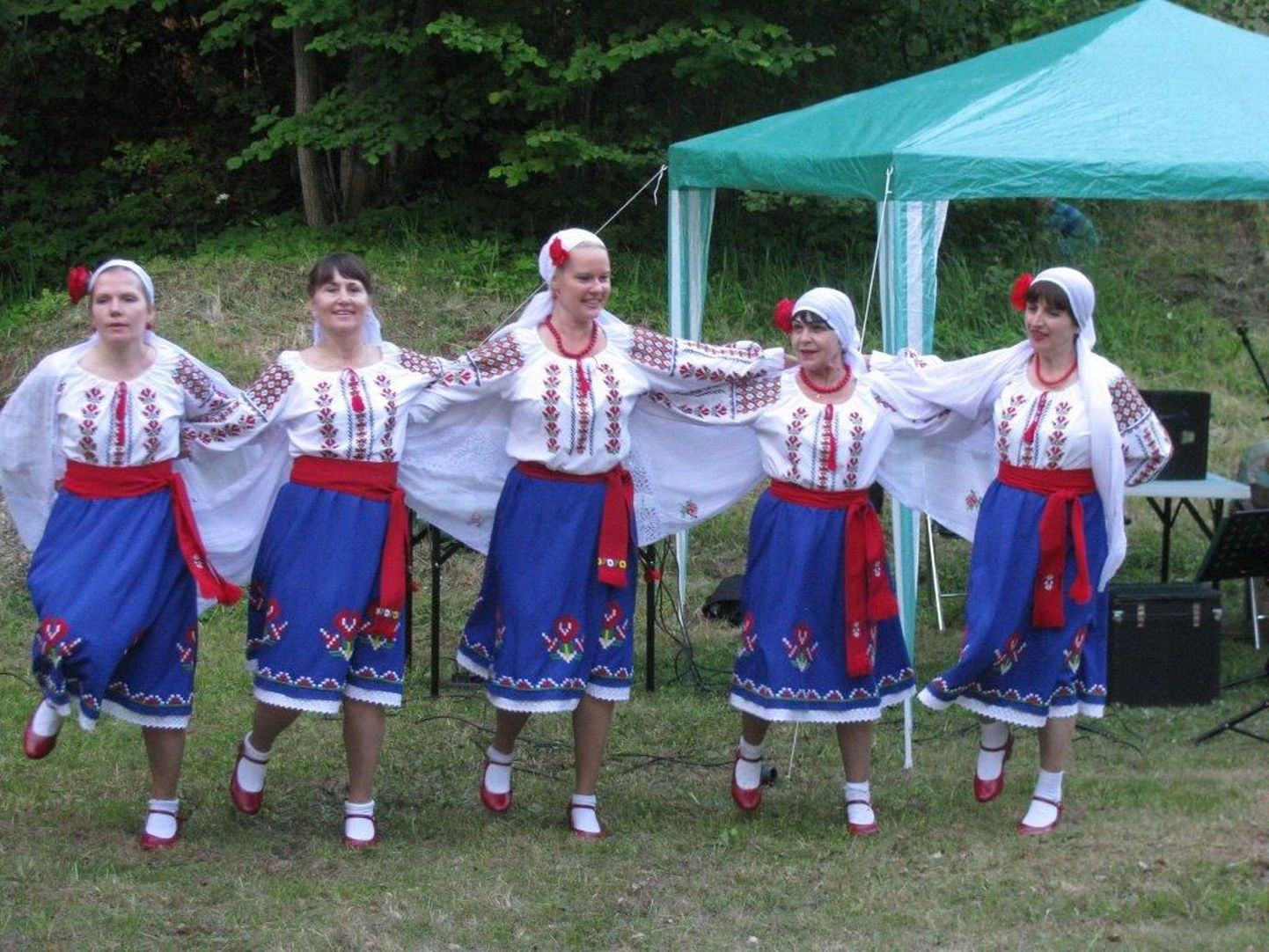 Moldova folkloori- ja tantsurühm Bukuria esinemises oli särtsu ja värve.