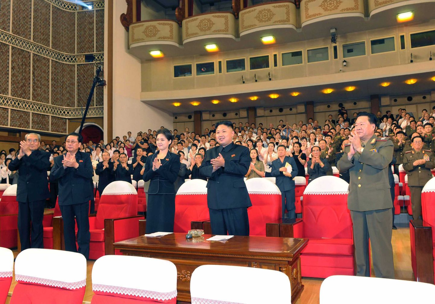 Kim Jong-un (paremal) koos teda viimastel kohtumistel saatnud naisega.