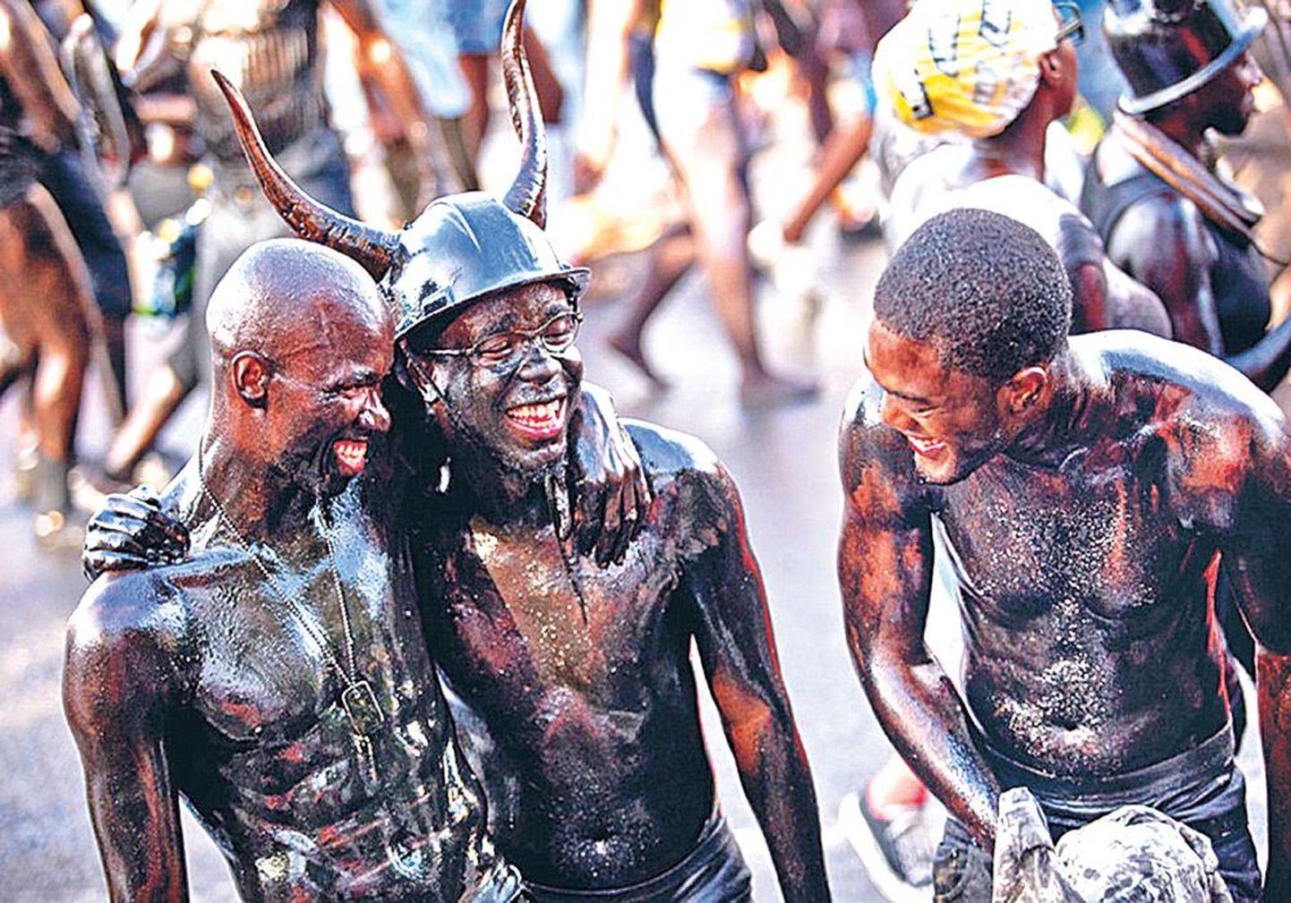 Mustad mehed veelgi mustemaks: enda määrimine mootoriõliga peab Grenadal meenutama muistset orjapõlve.