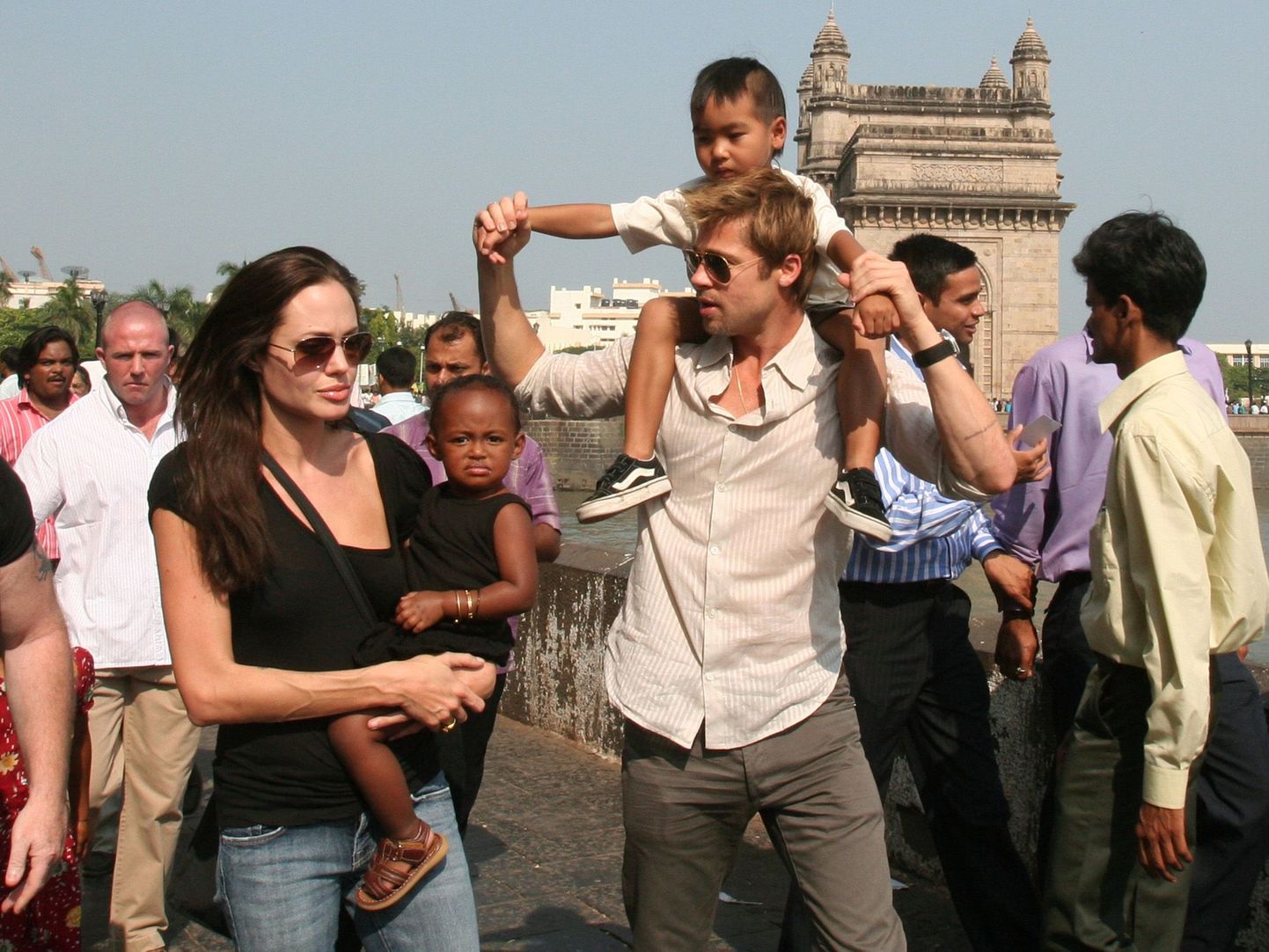 Angelina Jolie ja tütar Zahara ning Brad Pitt ja poeg Maddox