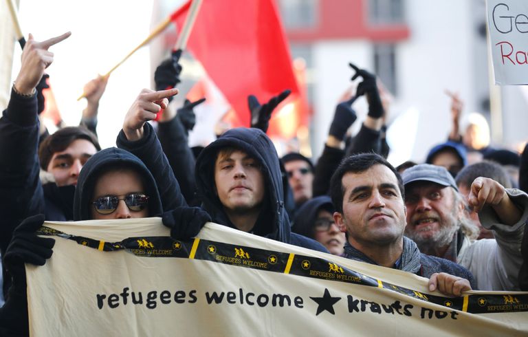 PEGIDA-vastased protestijad teatavad plakatil, et põgenikud on teretulnud, kraut'id (solvav väljend sakslase kohta, viitas varem Saksa sõdurile I või II maailmasõjas) mitte.