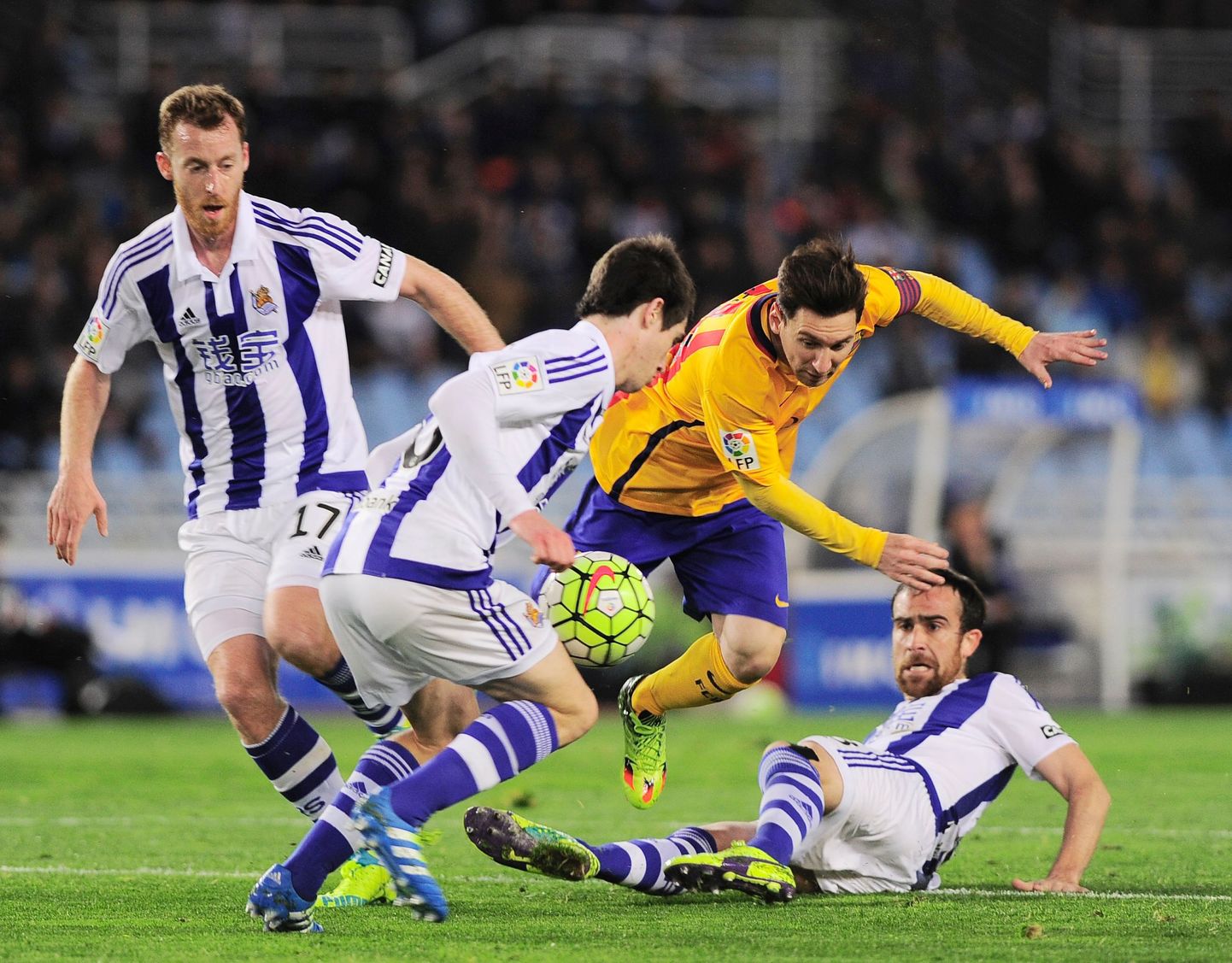 Barcelona ründeäss Lionel Messi (kollases) ei suutnud Real Sociedadi kaitsest läbi murda.