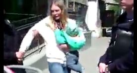 Видео: в Екатеринбурге полицейские затолкали в автозак женщину с грудным ребенком