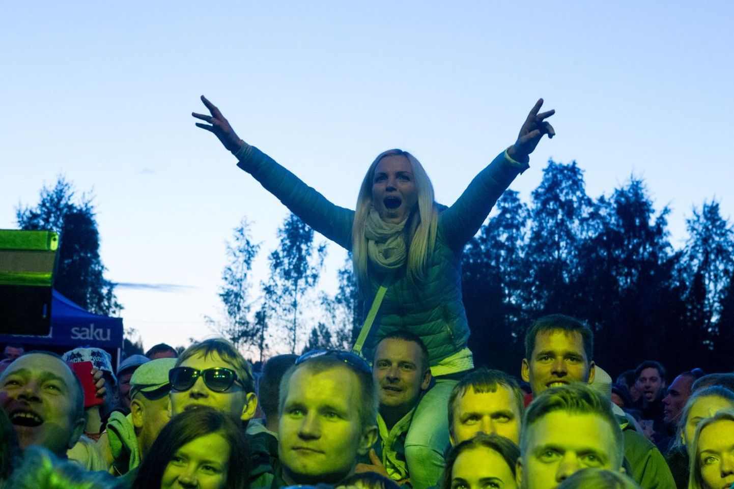 Soomes elavad eestlased 2016. aastal jaanipäeva pidamas.