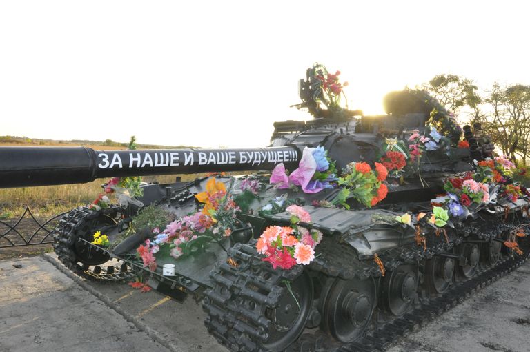 Nõukogude ajal olid (tegelikult on Venemaal siiani) tankimonumendid kangelaslinnades linnakeskkonna kohustuslik osa. Donbassi sõjas sünnivad sellised monumendid otse elust. Luganskist Venemaale viival maanteel hävitas Ukraina armee eelmisel suvel venelastest meeskonnaga tankiekipaaži. Ärakärsanud tank värviti kohalike poolt üle ning muudeti mälestusmärgiks Venemaalt tulnud vabatahtlike ning mitte-vabatahtlike mälestuseks. Üks originaalsemaid mälestusmärke, mida ma endises Nõukogude Liidus näinud olen.