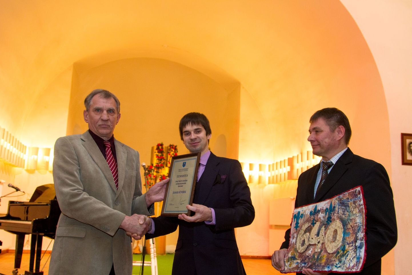 Kultuuripreemia värsket laureaati Ilmar Kõverikku (vasakul) õnnitlesid esimestena Tõrva linnapea Maido Ruusmann ning maavalitsuse haridus- ja kultuuritalituse juhataja Kalle Vister.