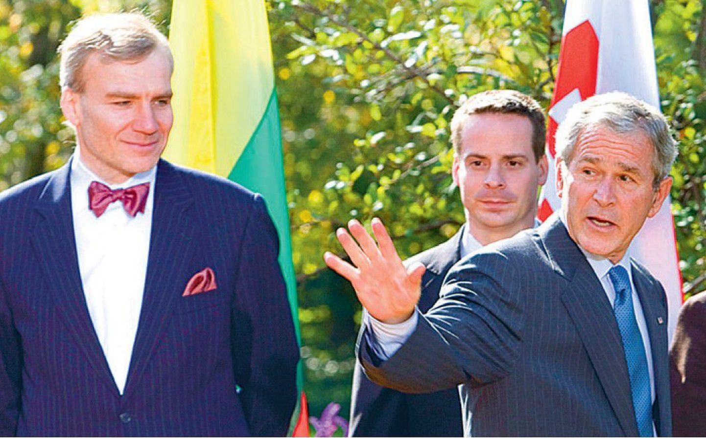 USA riigipea George W. Bush (paremalt) tegi viisavabaduse teatavaks riikide suursaadikutele. Uudist kuulsid eile ka Slovakkia saadik Andrej Droba ja Eesti suursaadik Väino Reinart.