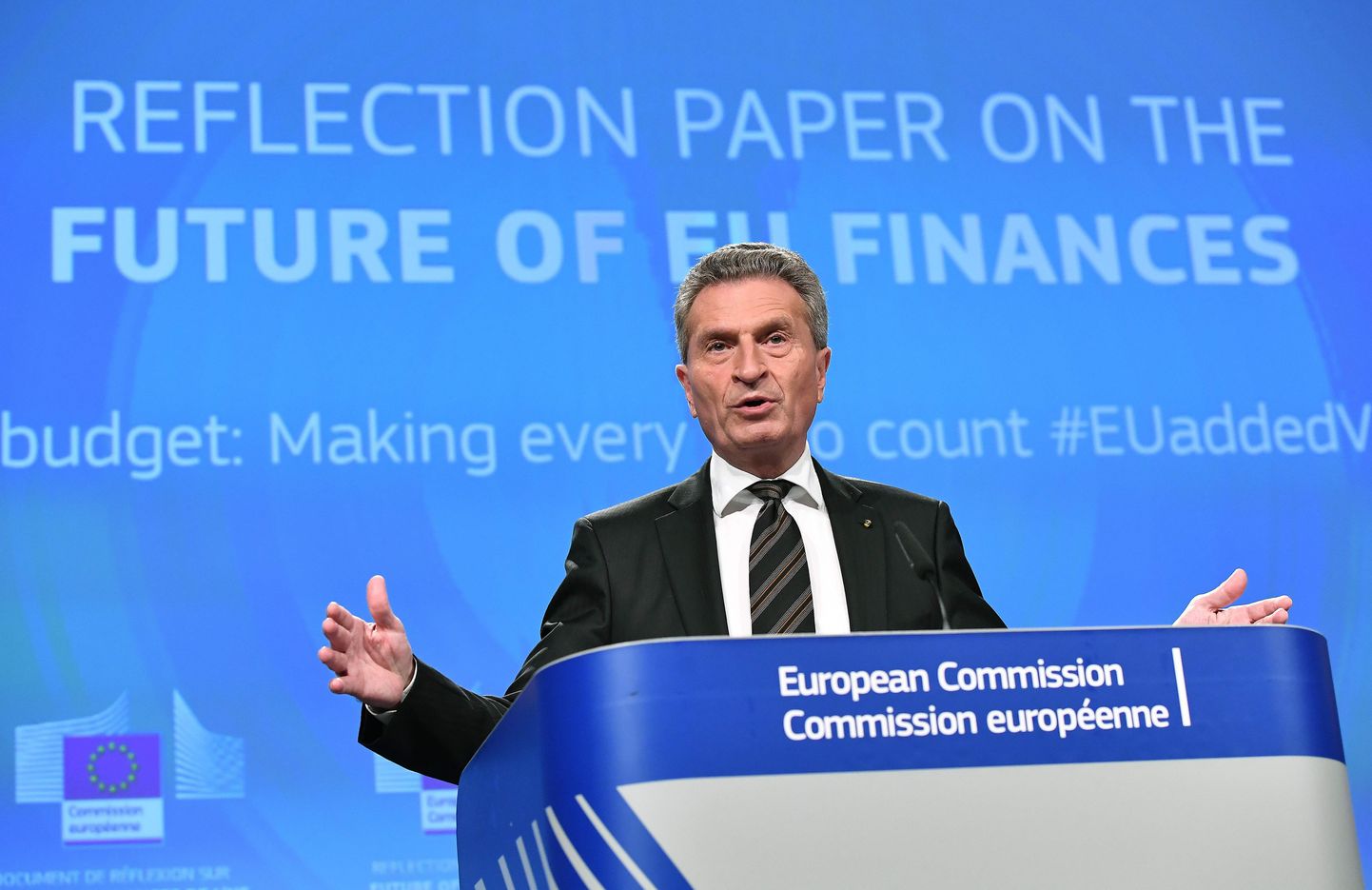 Saksa päritolu eelarve- ja personalivolinik Günther H. Oettinger tänasel arutelupaberi esitlemisel.
