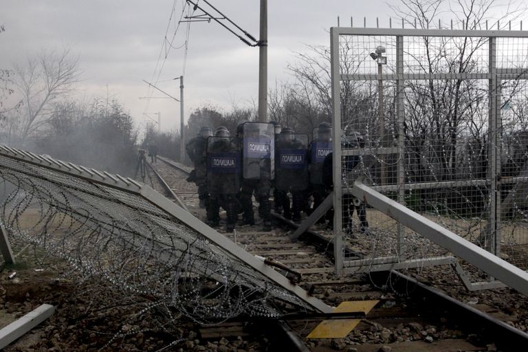 Makedoonia märulipolitseinikud pikalitiritud piirdetara ees.