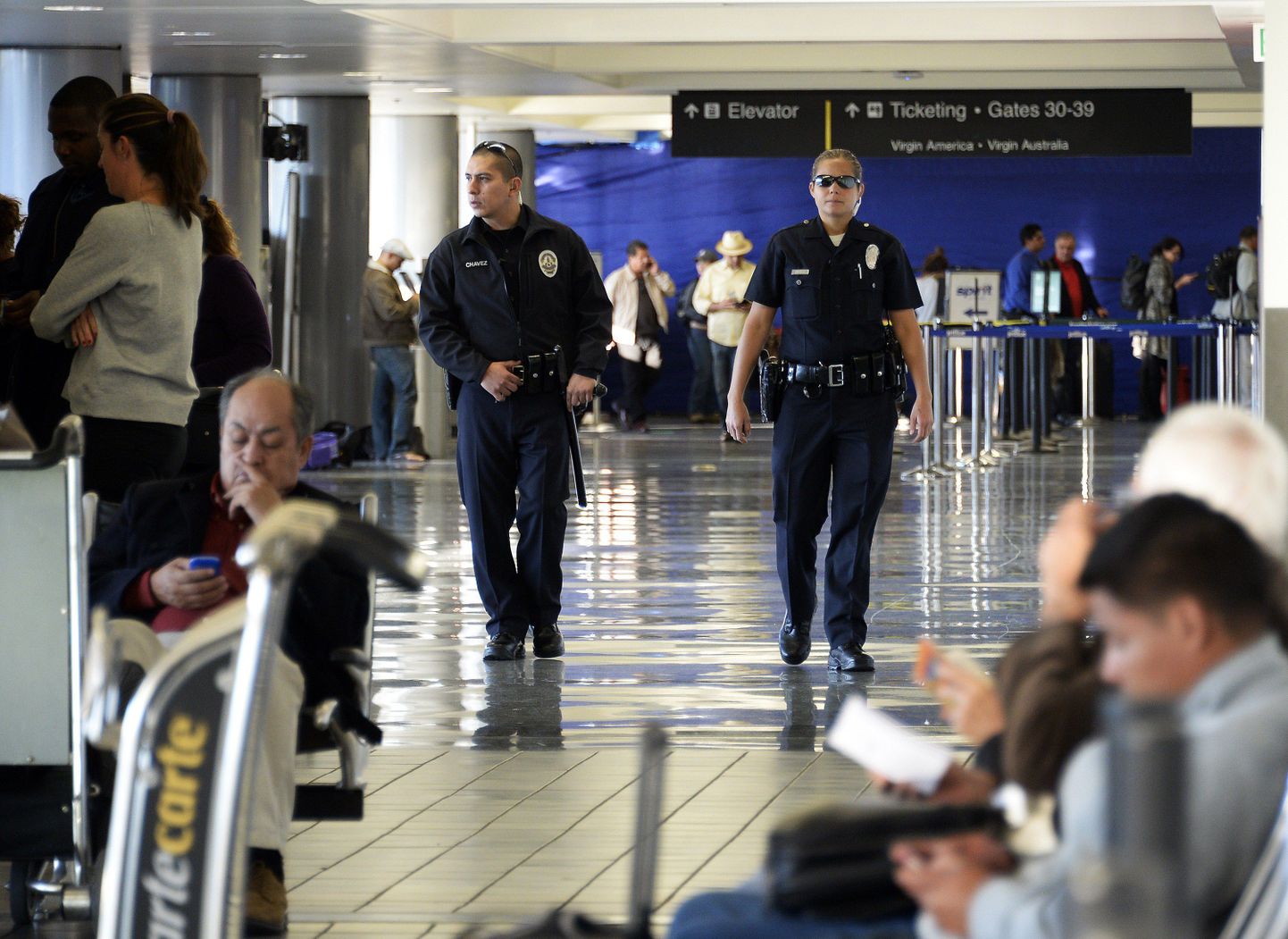Politseinikud Los Angelese lennujaamas.