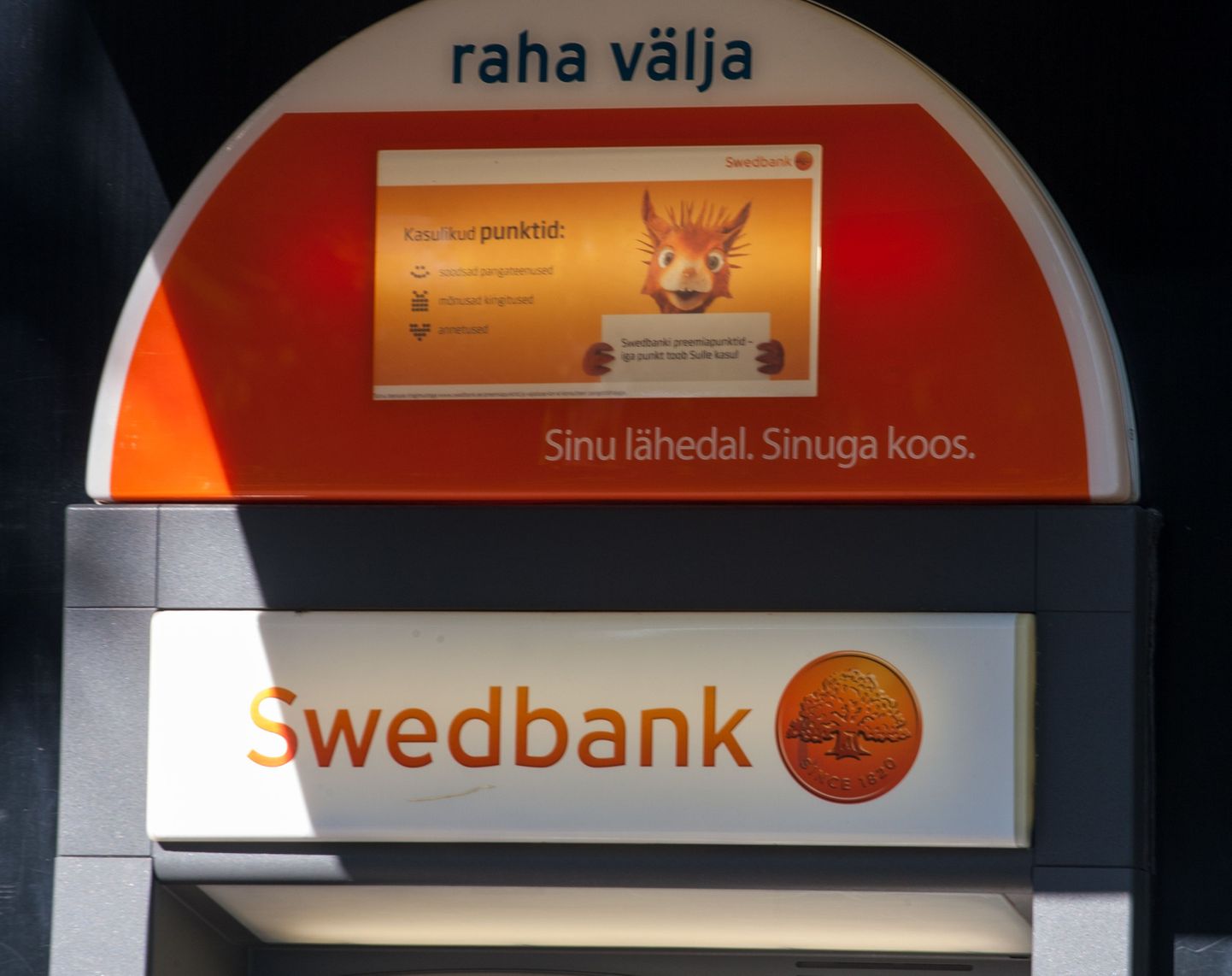 Swedbanga sularahaautomaat.