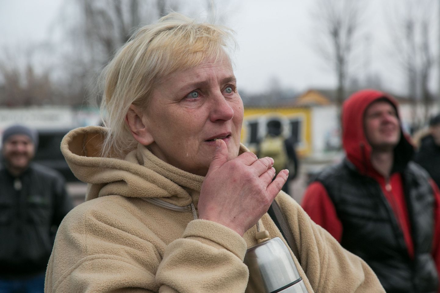 13 päevaks arestimajja kupatatud Maksim Filipovitši ema üleeile Gomeli isolaatori akende all pojale pisarsilmi toetust avaldamas. Tema kõrval kohalikud aktivistid, kellest enamikku peab riik muidusööjateks.