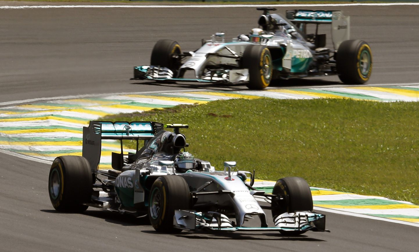 Nico Rosberg (esiplaanil) ja Lewis Hamilton.
