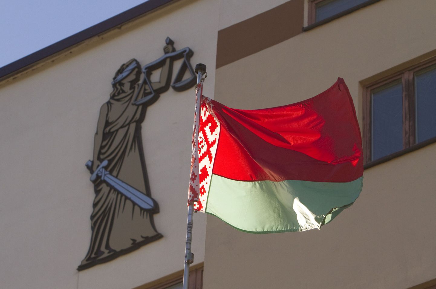 Valgevene lipp Minski kohtumaja ees lehvimas