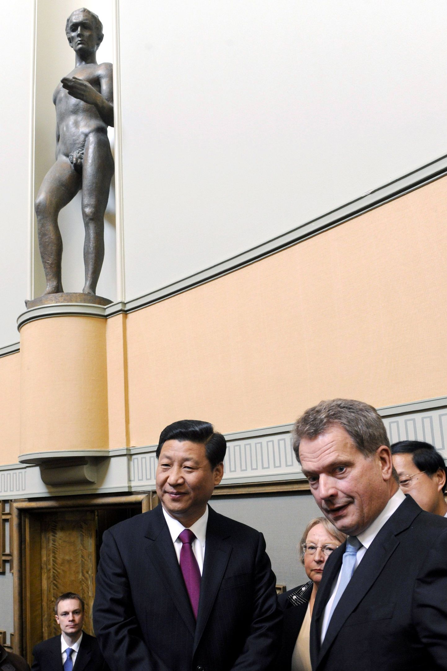 Soome parlamendi spiiker Sauli Niinistö (paremal) koos Hiina asepresidendi Xi Jinpingiga.