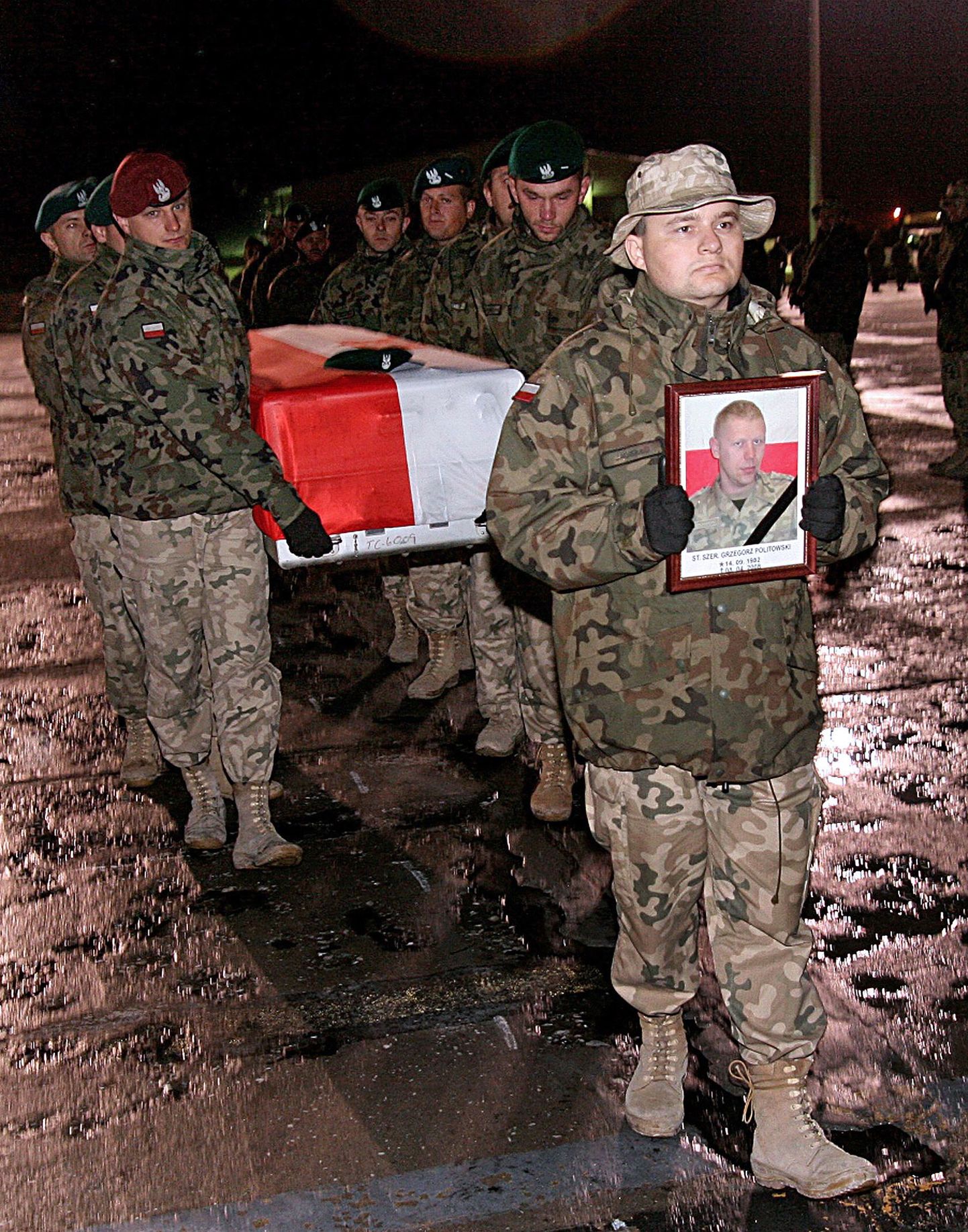 Mullu kevadel plahvatuses hukkunud Poola sõjaväelase Grzegorz Politowski surnukeha kodumaale toomine.