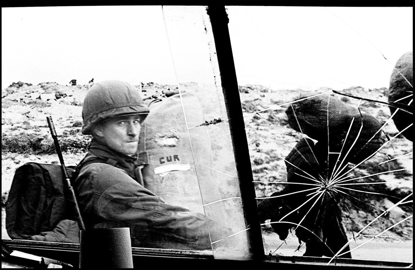 Argentina sõdur vaatab läbi kuuliauguga autoakna. Sõda on veel täies hoos.