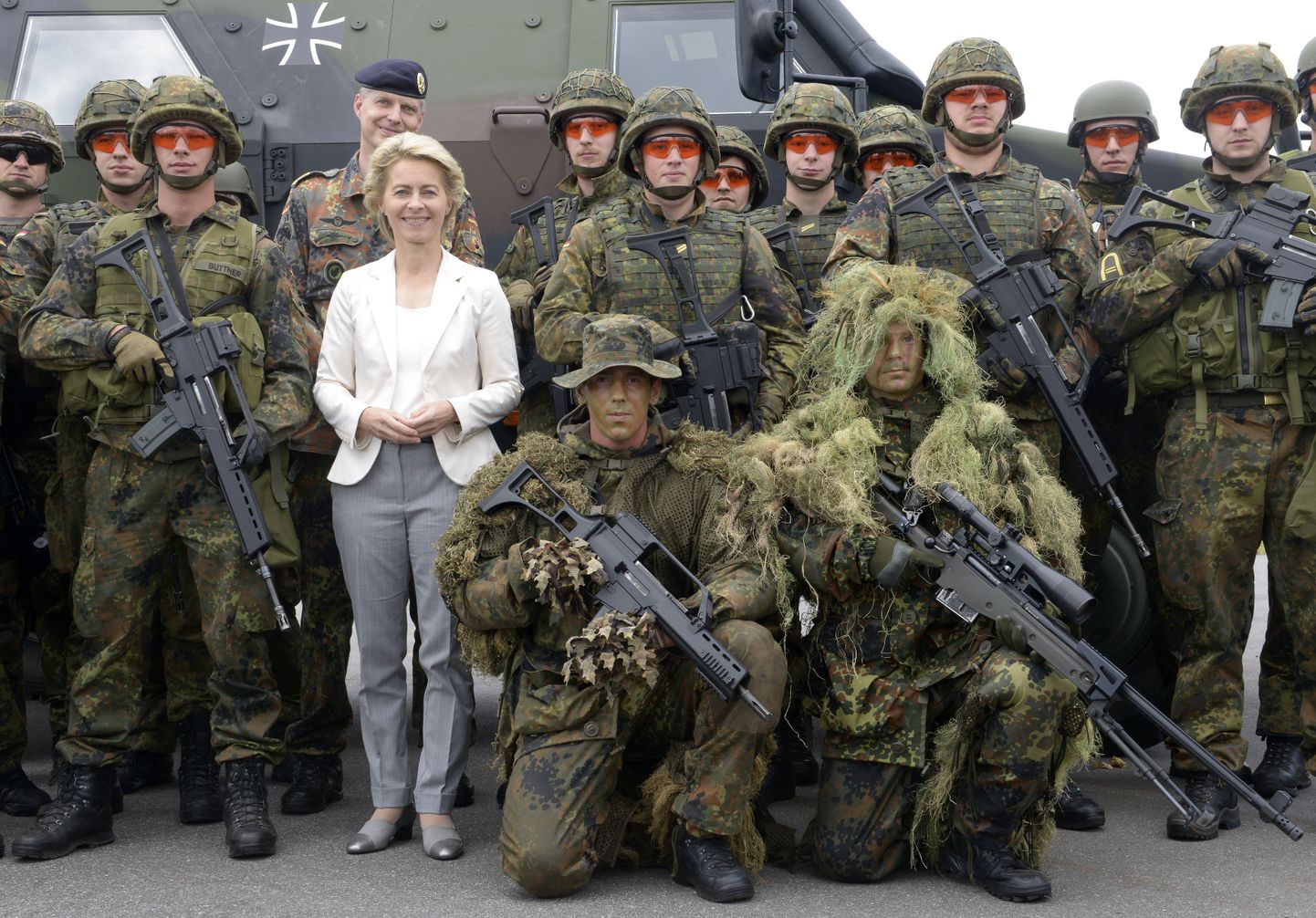 Saksa kaitseminister Ursula von der Leyen poseerib koos Saksa mereväe eriüksusega. Viimaste raportite kohaselt on Saksamaa kaitseväe varustatusega tõsiseid probleeme.