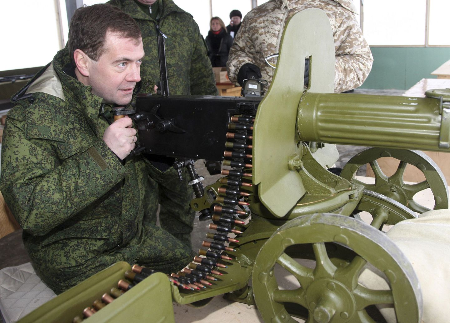 Президент России Дмитрий Медведев осматривает выставку военной техники в Московской области. Архивное фото.