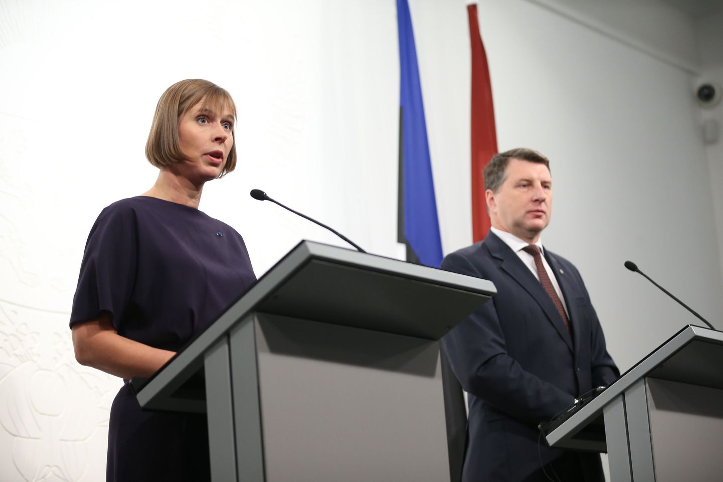 Керсти Кальюлайд и Раймонд Вейонис на совместной пресс-конференции в Латвии.