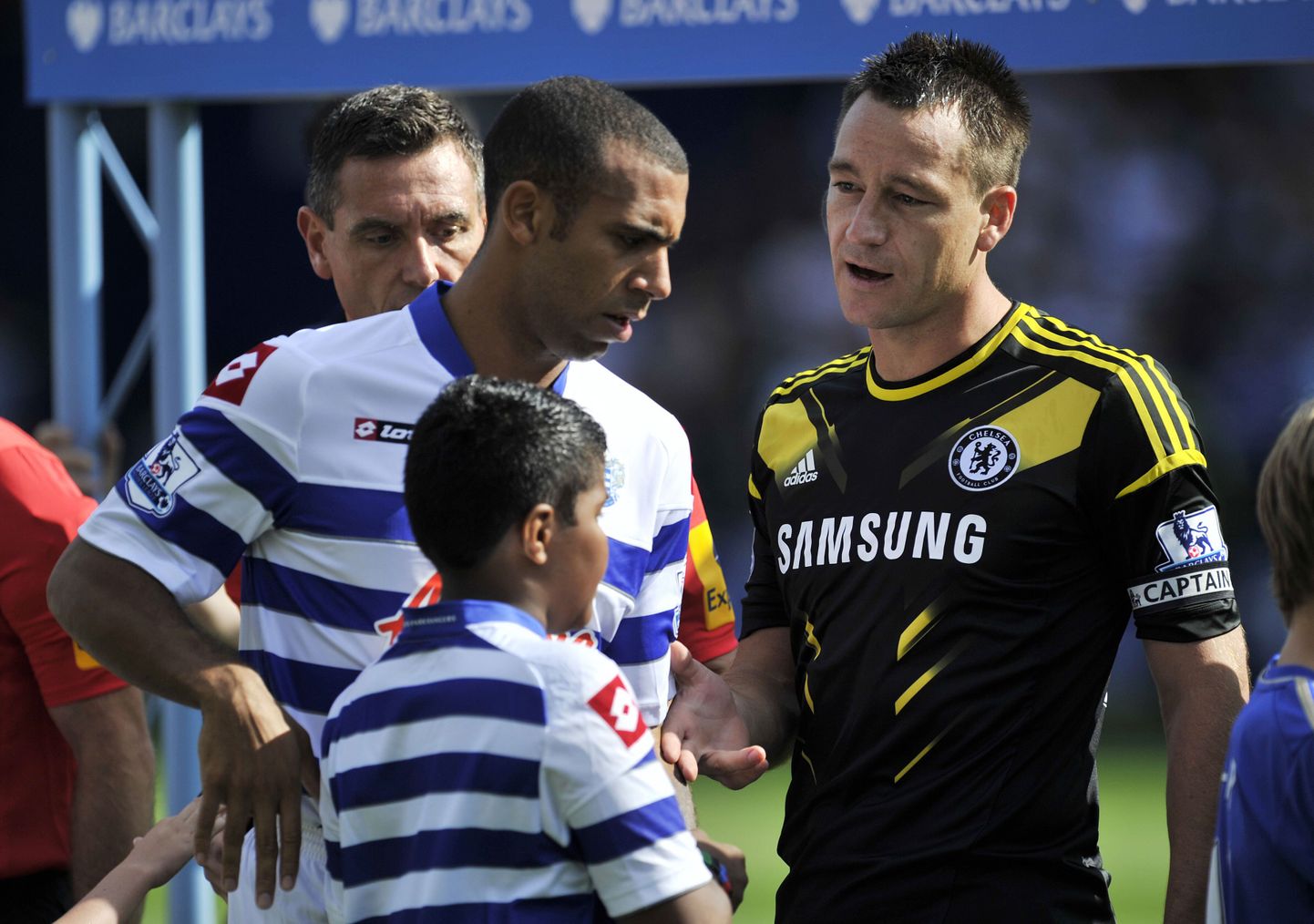 Queens Park Rangersi kaitsja Anton Ferdinand (vasakul) keeldub Londoni Chelsea kaitsja John Terryga kätt surumast.