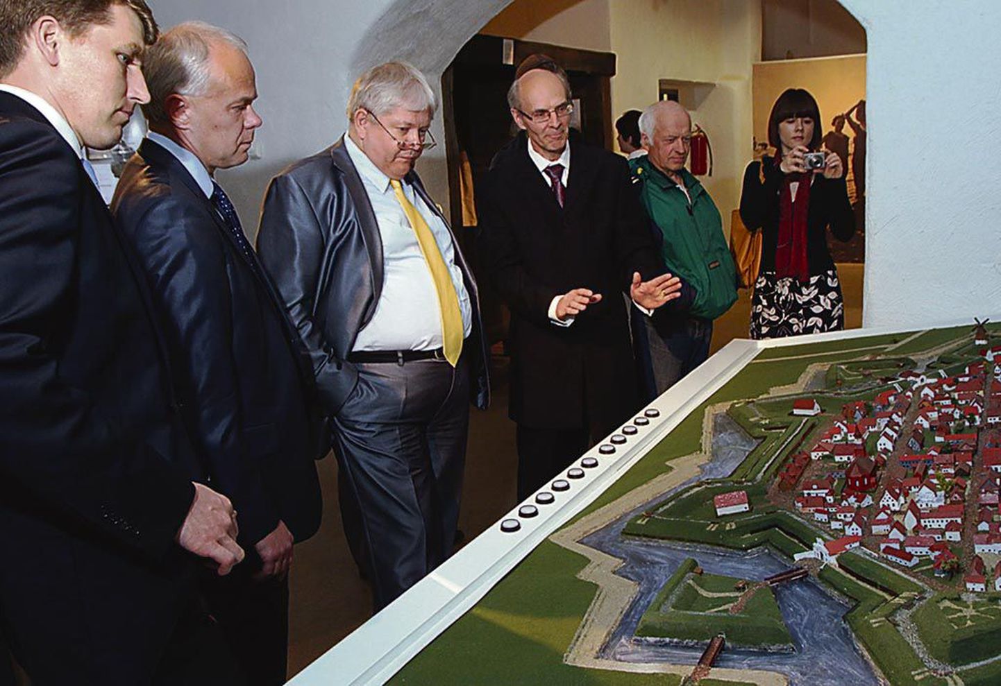 Vasakult maavanem Andres Metsoja, linnapea Toomas Kivimägi, kultuuriminister Rein Lang ja muuseumi direktor Aldur Vunk vaatavad Pärnu kindluslinna maketti.