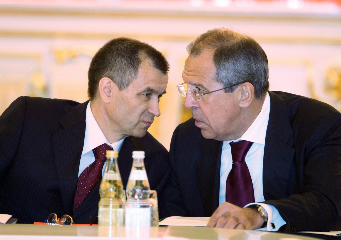 Vene välisminister Sergei Lavrov vestlemas siseminister Rašid Nurgalijeviga riiginõukogu istungil arutamas olukorda Lõuna-Osseetias ja Abhaasias.