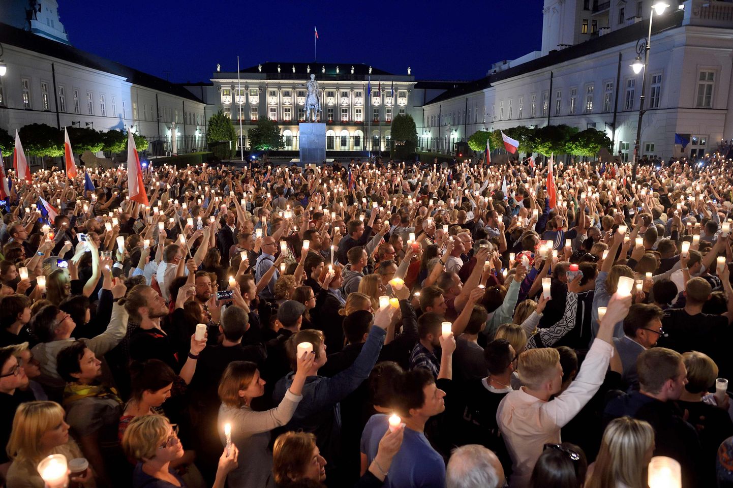 Poolakad protestisid eile kavatsevate reformide vastu pealinnas Varssavis presidendipalee ees.