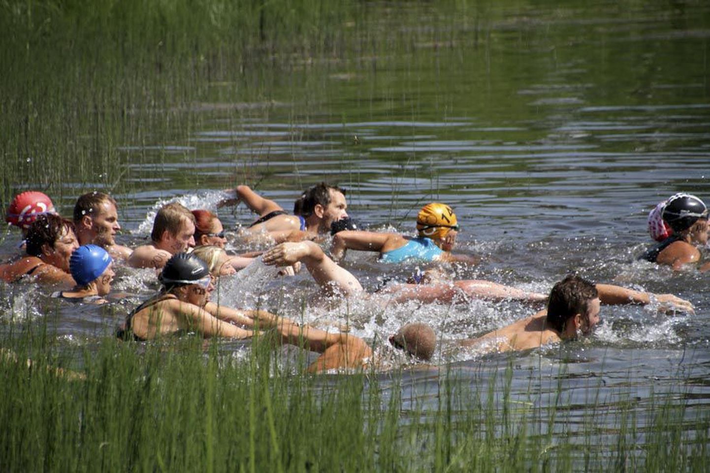 Holstre järves ujumisega alanud Paistu-Mulgi triatlonil oli tänavu eri arvestustes 165 startijat.