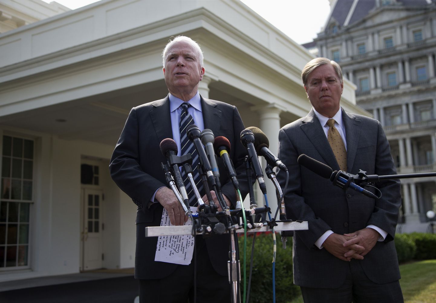 Vabariiklastest senaatorid John McCain ja Lindsey Graham pärast kohtumist president Barack Obamaga Valges Majas.