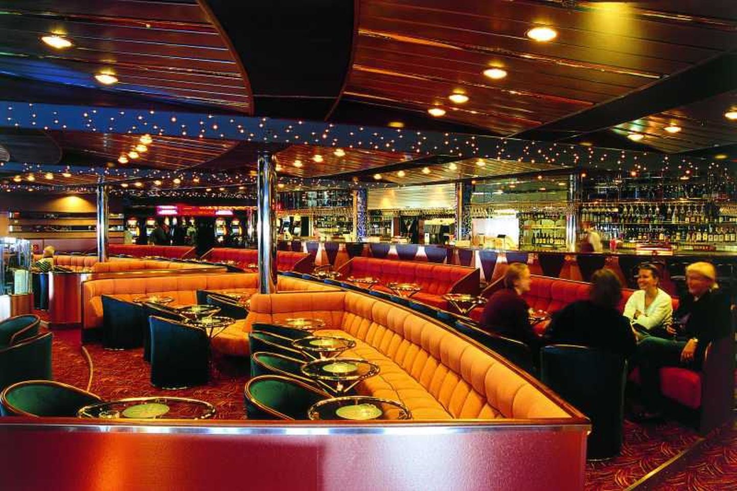 Tallinki laevadel Victoria ja Romantika keelati baarides suitsetamine. Pildil showbaar Starlight Romantika pardal.