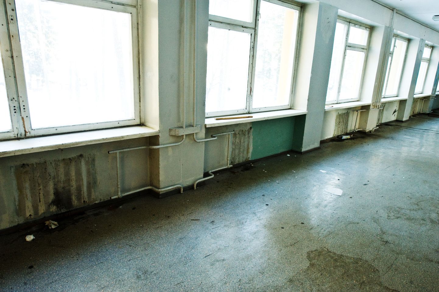 Valdeku tänaval asuva endise vene kooli klassiruum, kust on eemaldatud keskkütteradiaatorid.