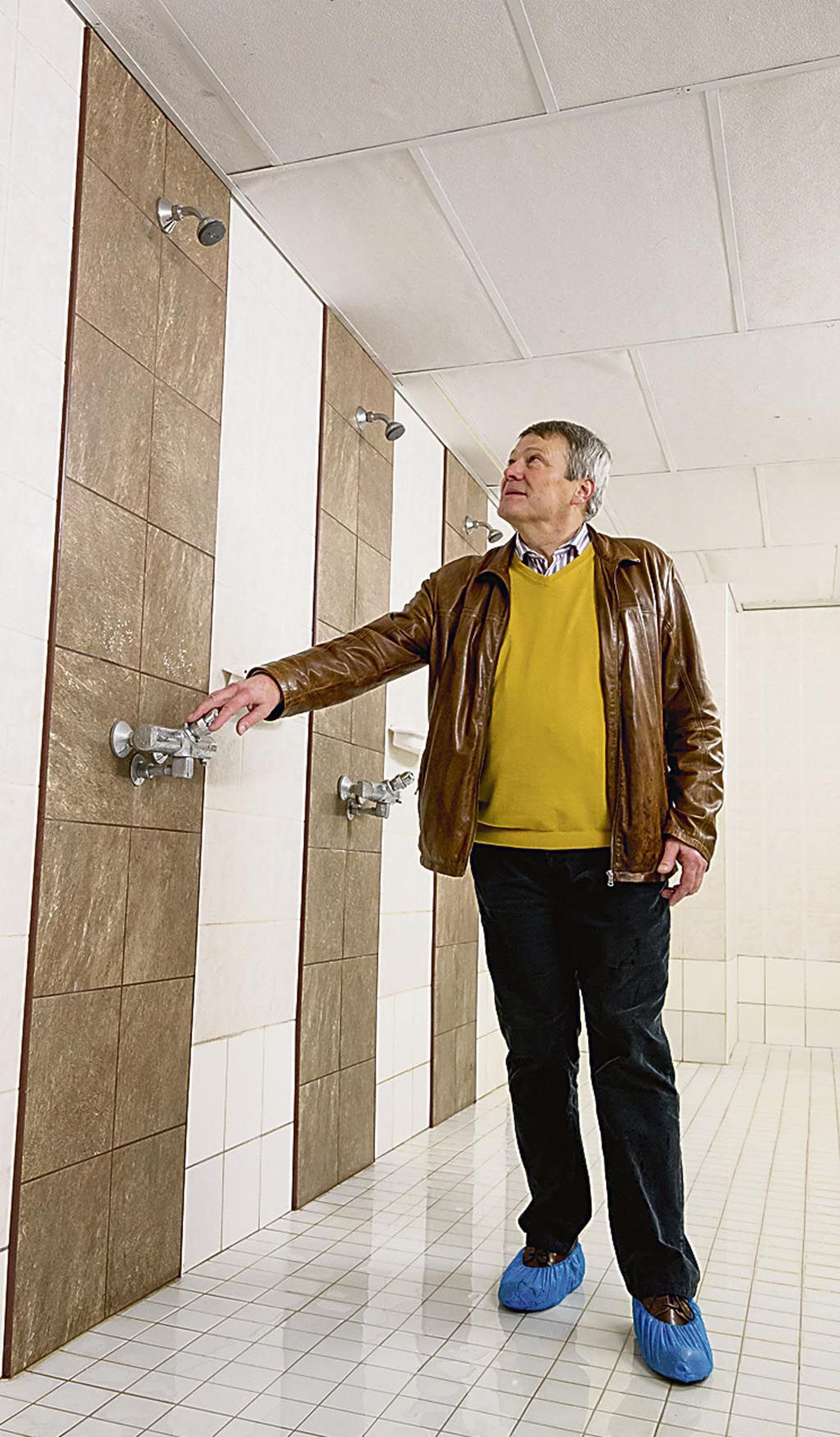Pese või ise! Pärnu spordikooli direktor Tiit Aasma on rahul, et spordikooli ujulas (endine Koidula ujula) käijate kasutada on tuttuued töökorras dušid.