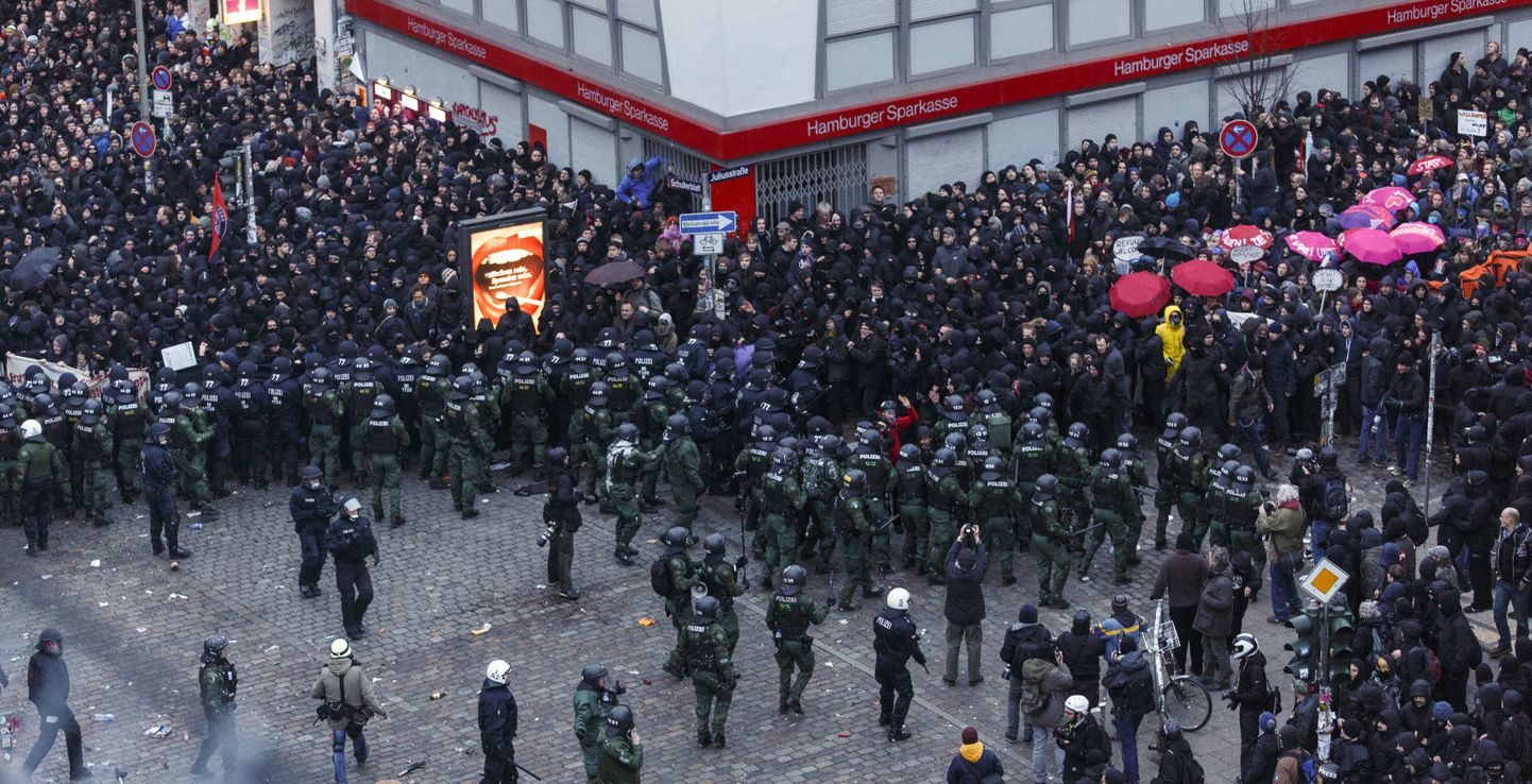 Politseinikud ja vasakäärmuslased Hamburgis