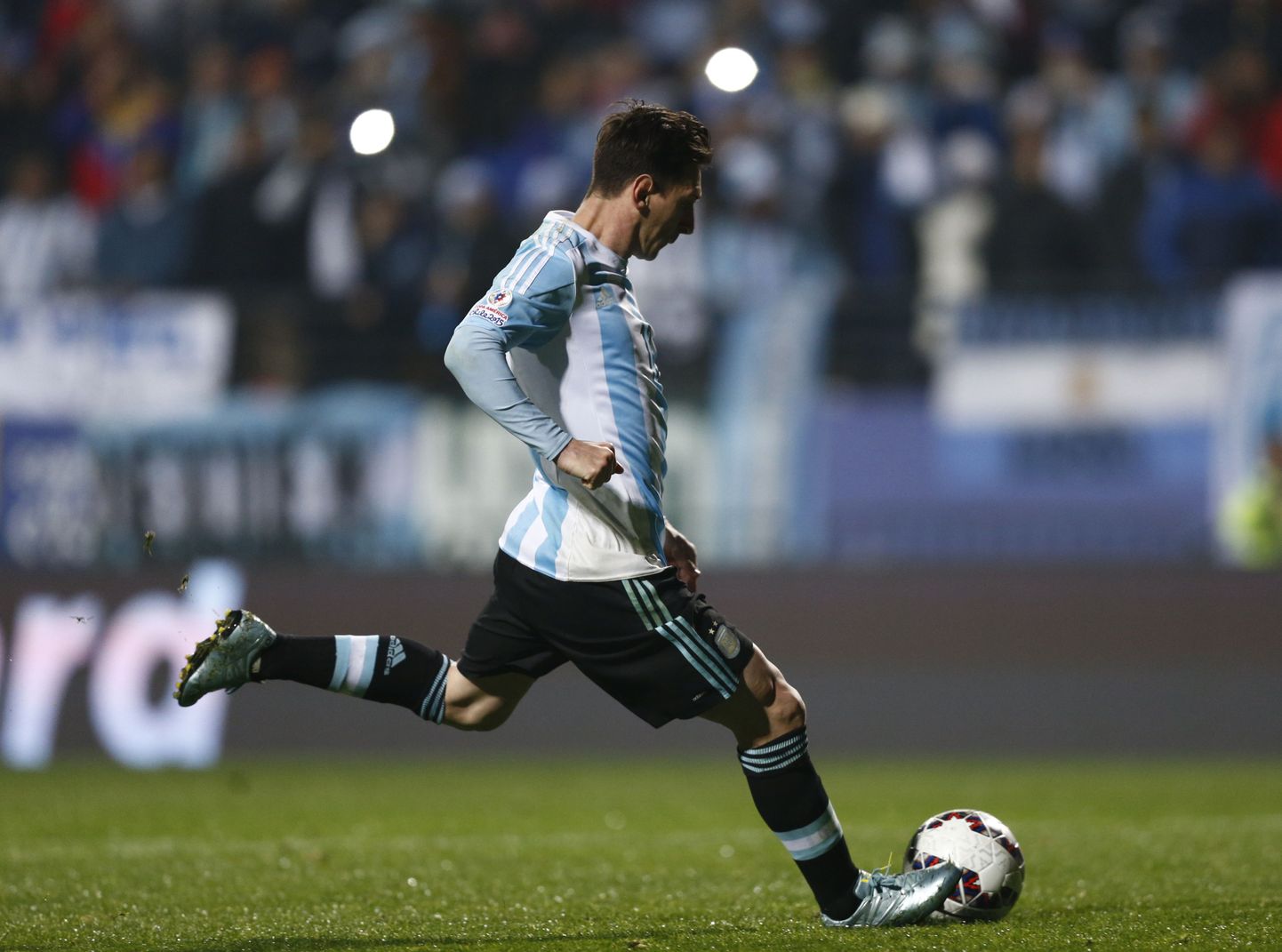 Lionel Messi penaltit löömas.