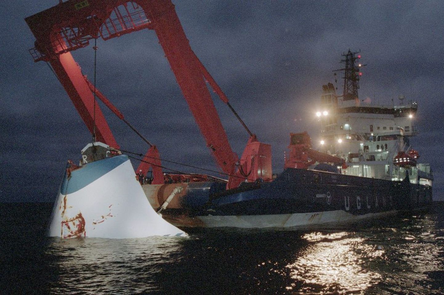 Parvlaeva Estonia vöörivisiiri väljatõstmine merest 19. novembril 1994.