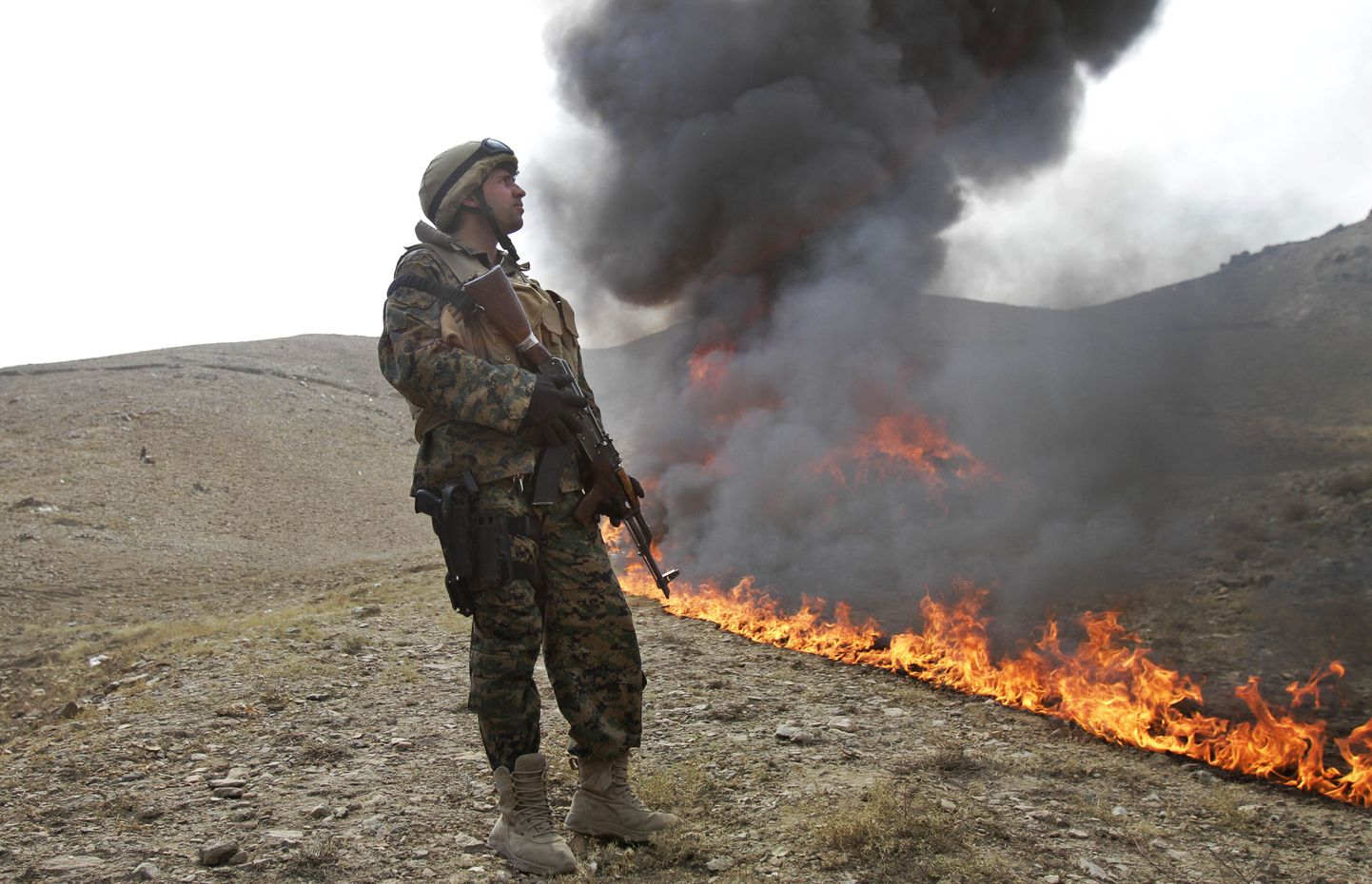 Afgaani narkopolitseinik Kabuli lähedal, kus täna tonnide kaupa uimasteid, kemikaale ja alkoholi hävitati.