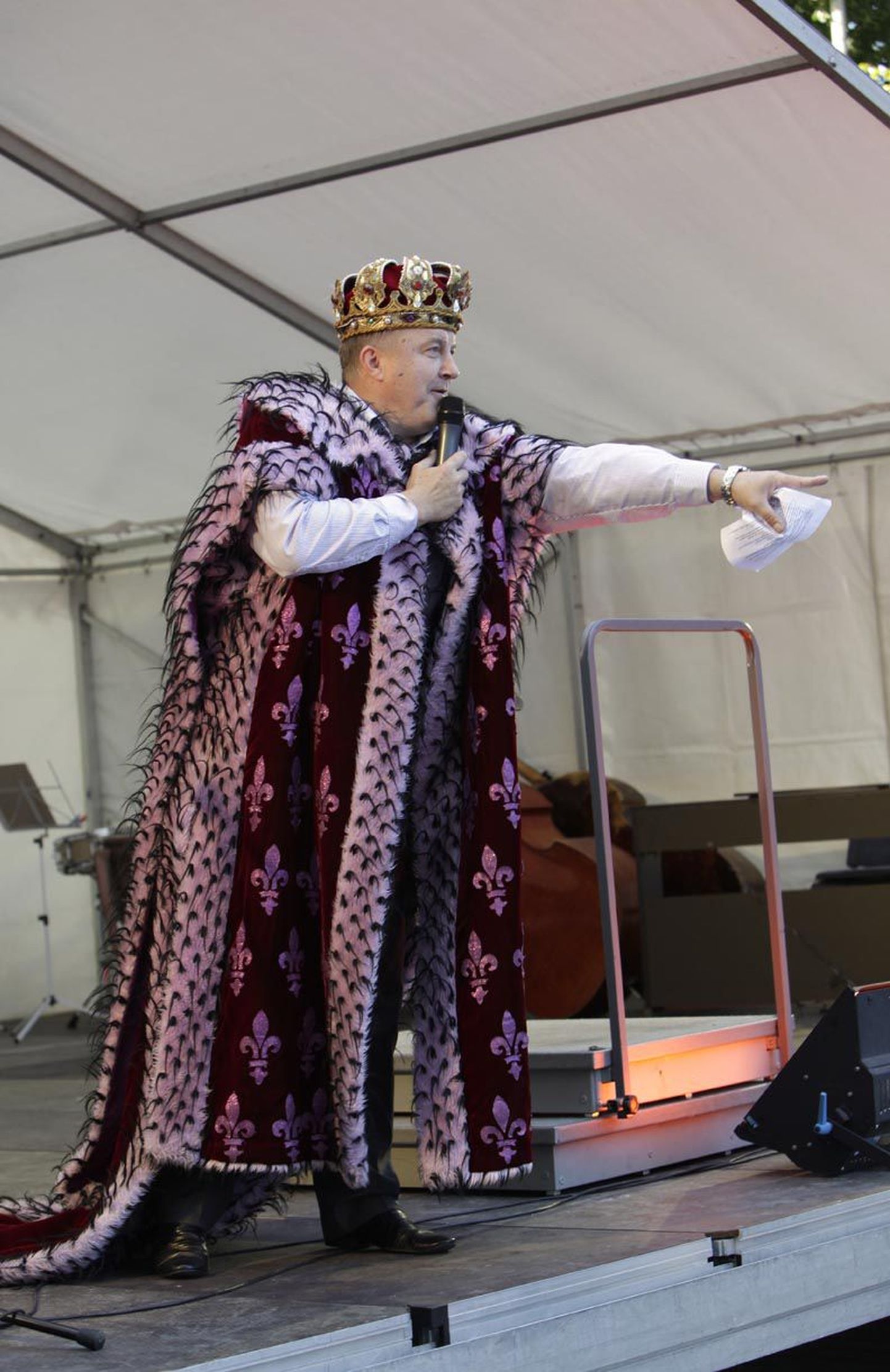 Estonia juht Aivar Mäe peab ooperiteatri rajamise sidumist linnahalliga liiga värskeks, et sellest täpsemalt kõnelda.