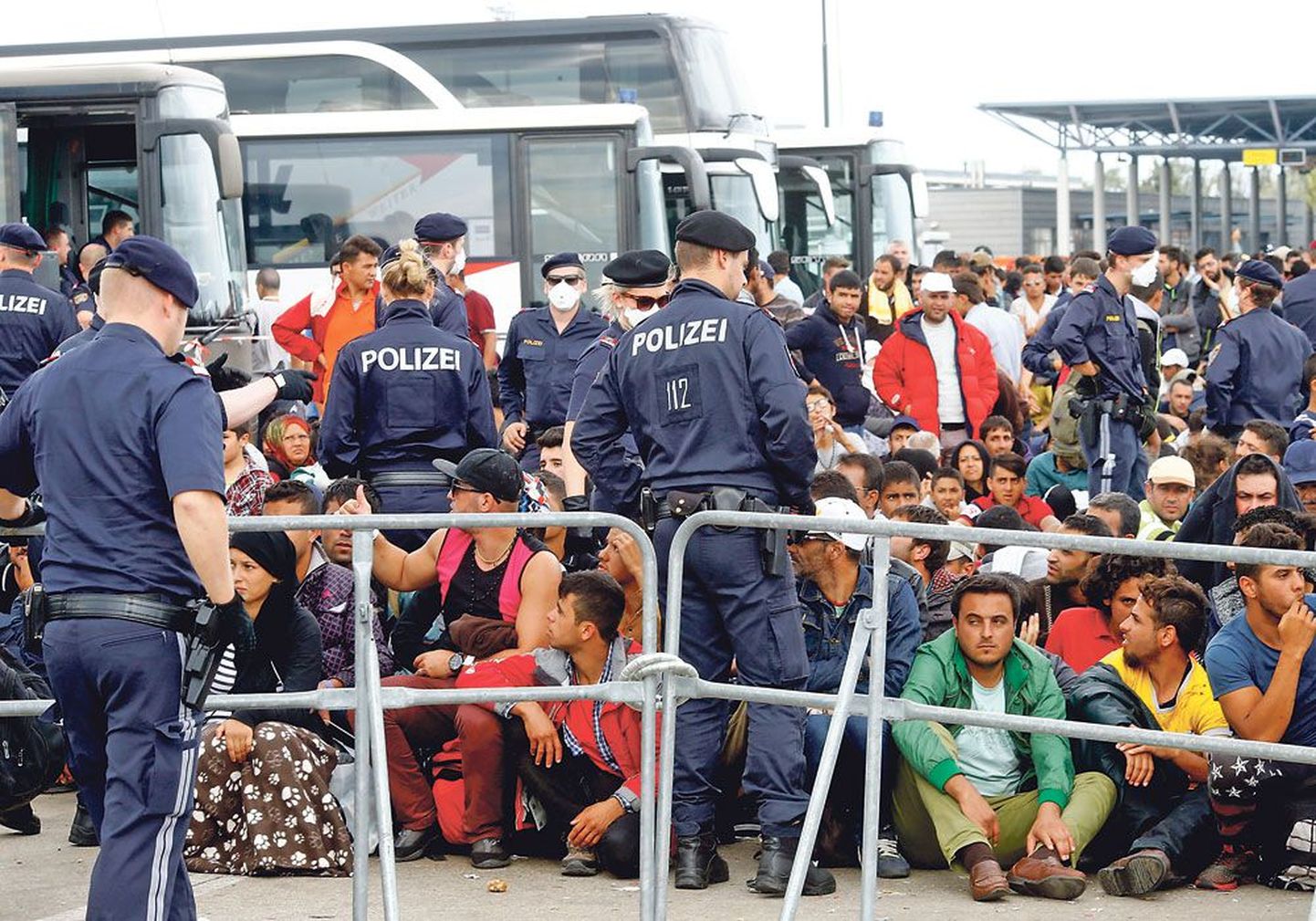 Люди ждут автобусов на Никельсдорф, Австрия. Беженцы не смог­ли попасть в Германию из-за введенных мер пограничного контроля.
